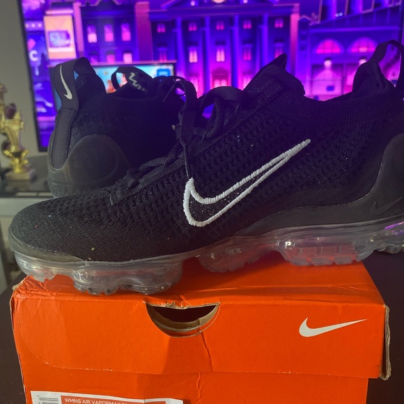 black vapormax white swoosh